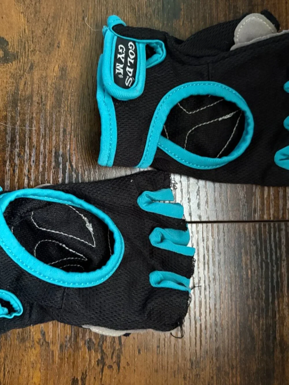 🛍️ Gold's Gym Black and Teal Fingerless Weightlifting Gloves